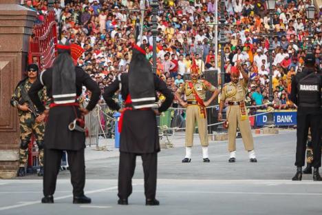 India closes border with Pakistan