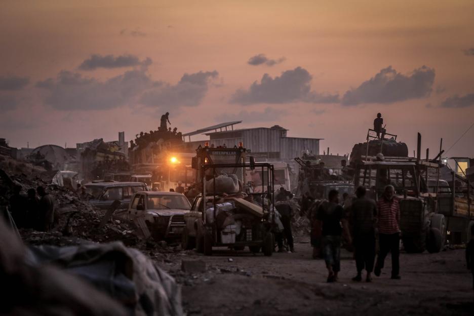Palestinians, including children, in Gaza City center migrate towards southern regions with belongings.