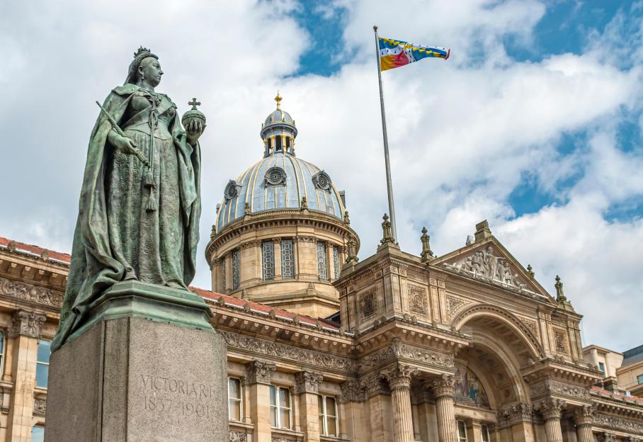 Bronze statue of Queen Victoria in front of the Birmingham Museum & Art Gallery and Council House.