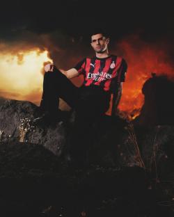 AC Milan player in 2025/26 jersey.