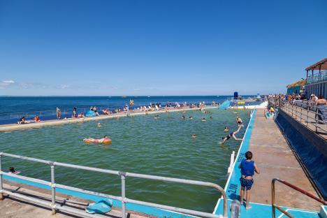 Shoalstone Seawater Pool in Brixham with many people swimming.