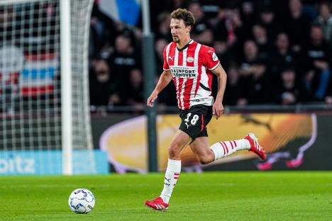 PSV's Olivier Boscagli dribbling the ball.