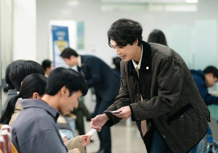 Jung Kyung Ho Is A Labor Attorney Who Can See Ghosts In New Drama “Oh My Ghost Clients” 5