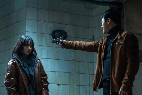 Choi Young Joon Points His Gun At Won Jin Ah Despite Their Bond As Savior And Survivor In “The Defects”
