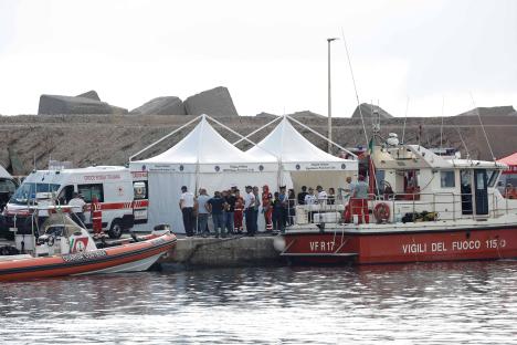 a boat that says vigili del fuoco on the side