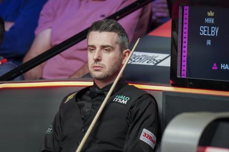 Mark Selby looking dejected during a snooker match.