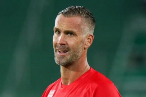 Beanpole ex-Premier League striker, 42, comes out of retirement for shock sport switch to Vikings American football team