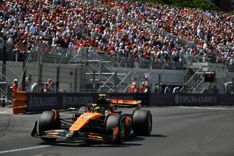 Lando Norris driving a McLaren MCL39 Formula 1 car.