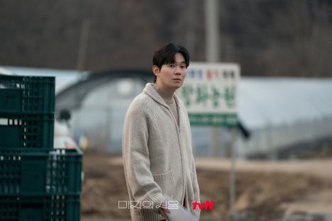 Jinyoung And Ryu Kyung Soo Stand As Pillars Of Support For Park Bo Young In New Drama “Our Unwritten Seoul”; 3
