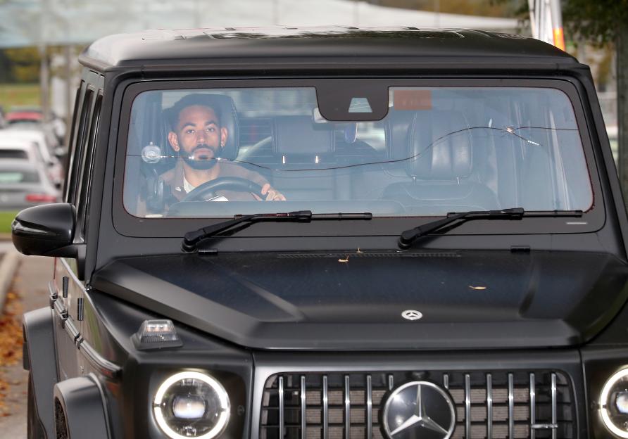 Matheus Cunha sitting in his Mercedes G Wagon with a cracked windshield.