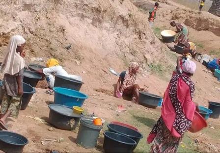 Water scarcity hits Nasarawa Eggon as residents scoop water from stagnant pools, ponds