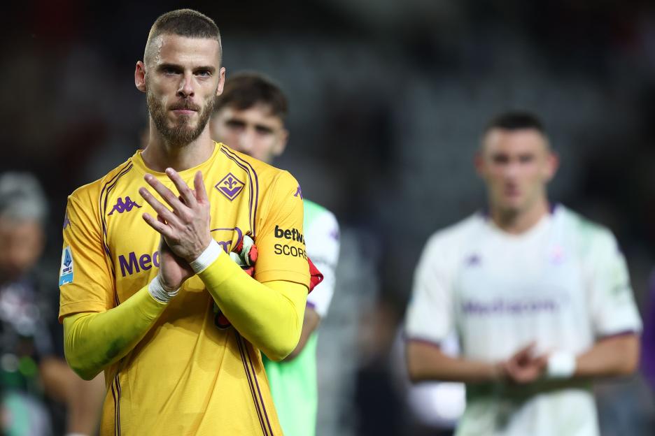 David de Gea of ACF Fiorentina applauding fans.