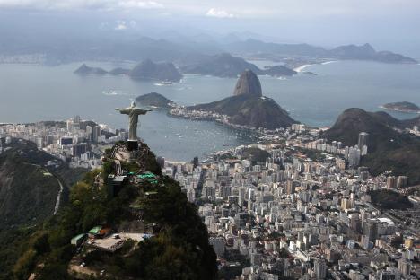 H5M4AP Rio de Janeiro Brazil 2016 Cristo Redentor ( Christ the Redeemer ) atop the granite mountain of Corcovado