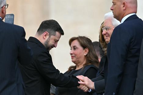 Volodymyr Zelensky shaking hands with Sergio Mattarella.