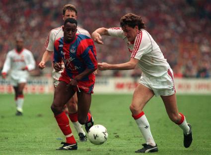 Ian Wright of Crystal Palace and Steve Bruce of Manchester United during the 1990 FA Cup Final.