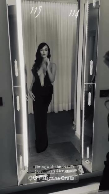 Eva Murati in a black dress, reflected in a mirror.