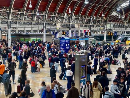 Crowded Paddington Station concourse.