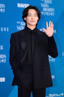 Stars Grace The Red Carpet At 61st Baeksang Arts Awards 4