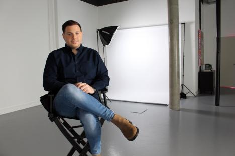 Journalist Josh Rom sitting for an interview.
