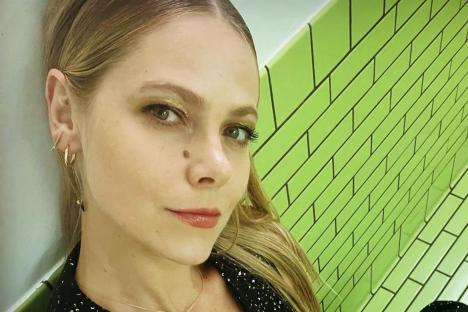 Nepo baby daughter of huge US TV star mom and writer dad stuns in plunging top – can you guess her famous parents?