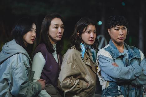 Lee Si Young And Her Squad Plot To Take Down Neighborhood Villains In “Salon De Holmes”