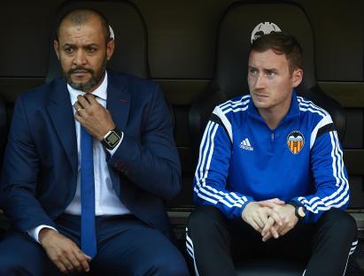 Nuno Espirito Santo and Ian Cathro, Valencia CF managers, sitting on the bench.