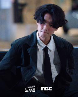 A Drunk Jung Kyung Ho Wanders The Streets At Night In Upcoming Drama &#8220;Oh My Ghost Clients&#8221; 4