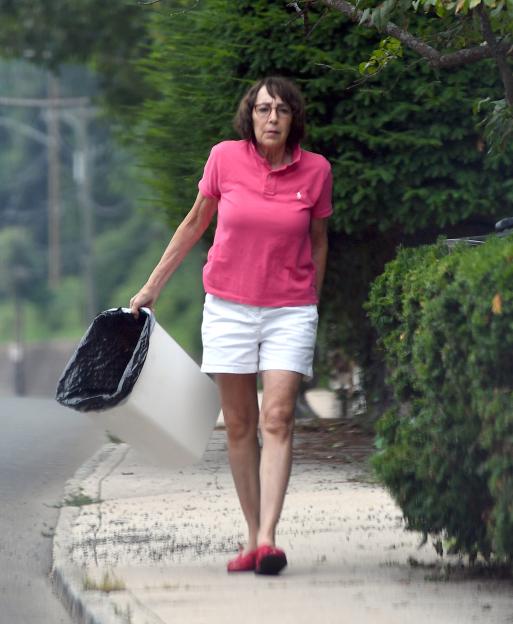 Didi Conn carrying trash.