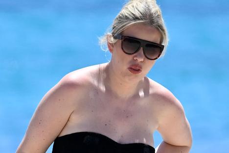 Love Island’s Amy Hart looks amazing in strapless swimsuit as she hits the beach on family holiday