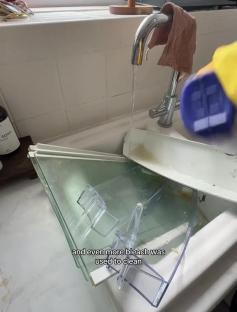 Cleaning a smelly fridge's drawers with bleach.