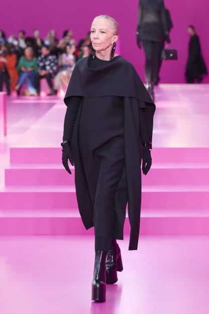 Penelope Tree modeling a black outfit at a fashion show.