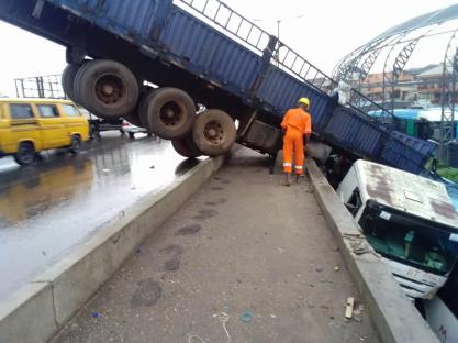 Trailer crashes on Lagos-Ibadan Expressway