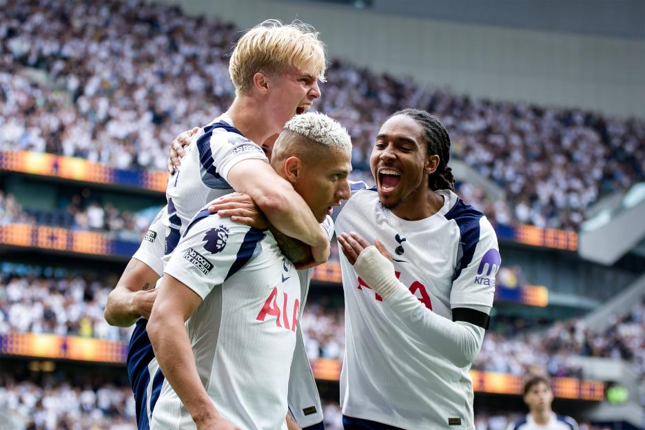 Tottenham Hotspur players celebrating a goal.