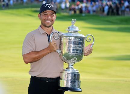 Xander Schauffele holding the Wanamaker Trophy.