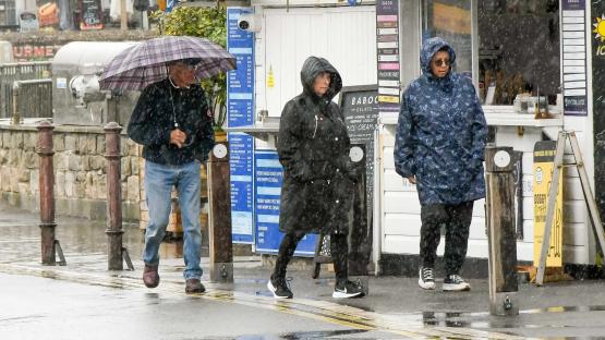 UK weather: Brits to soak in Bank Holiday weekend WASHOUT today as heavy showers strike after -5C temperatures overnight