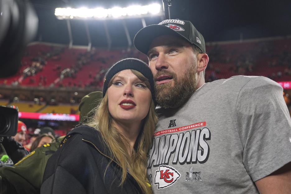 Travis Kelce and Taylor Swift at a football game.