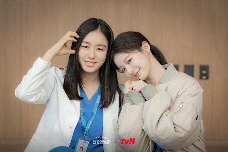 “Resident Playbook” Cast Warms Hearts Behind The Scenes With Special Cameos From “Hospital Playlist” Stars 6