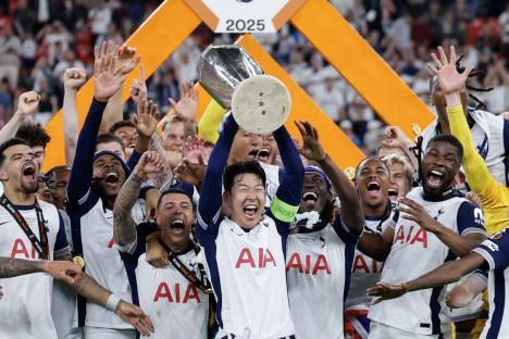 Son Heung-min and his Tottenham Hotspur teammates celebrating a UEFA Europa League victory.