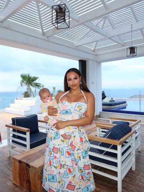 Lateysha Grace holding her daughter Navy.