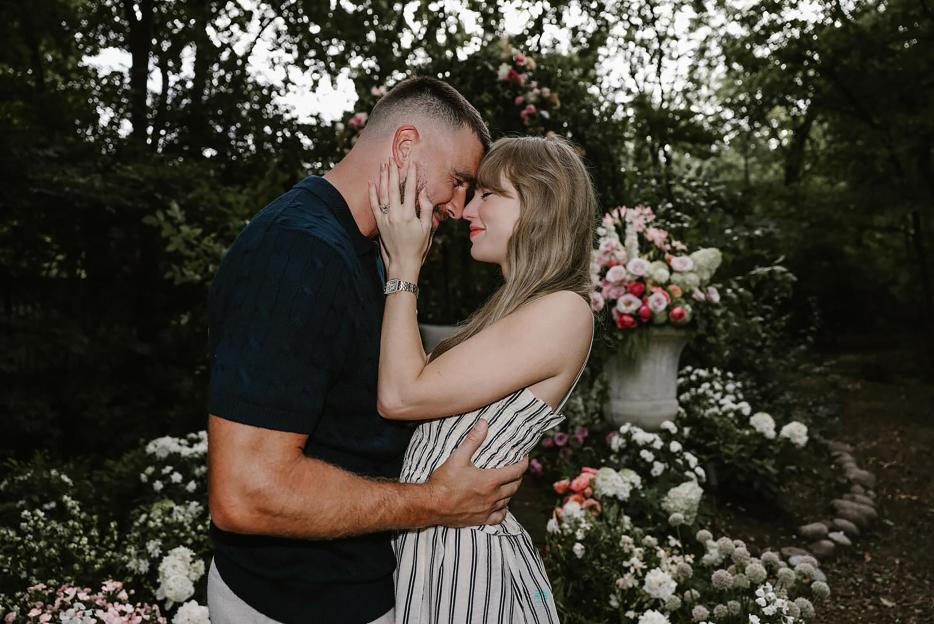 Taylor Swift and Travis Kelce embracing.