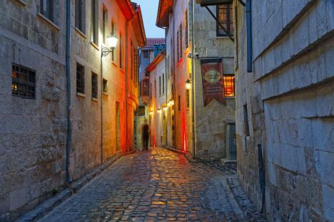 2CTA5DC Turkey, Gaziantep, alley in old town in the evening