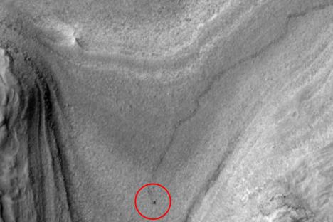 First-of-its-kind Nasa image shows mysterious dark object CRAWLING for 1,000 feet across Mars – can you tell what it is?
