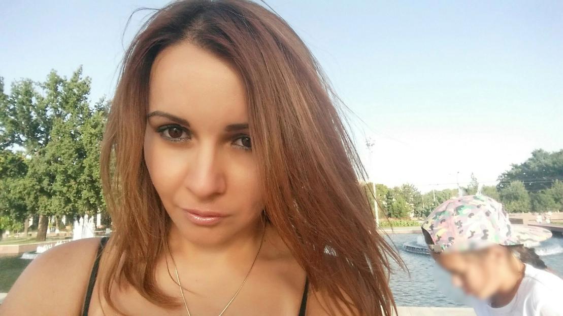 Linariya Muzipova posing for a selfie outdoors.