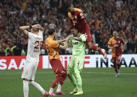 epa12114431 Galatasaray's goalkeeper Fernando Muslera (C) celebrates with teammates after scoring the 3-0 goal from the penalty spot during the Turkish Super Lig soccer match between Galatasaray and Kayserispor in Istanbul, Turkey, 18 May 2025. EPA/ERDEM SAHIN