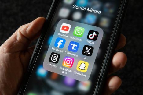 Hundreds of customers report issues posting messages on Twitter