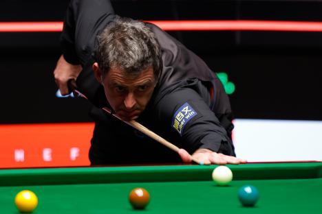 Ronnie O'Sullivan playing snooker.