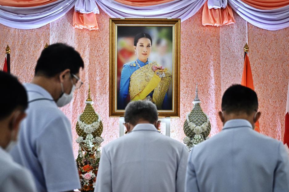 People bowing before a portrait of Princess Bajrakitiyabha Mahidol.
