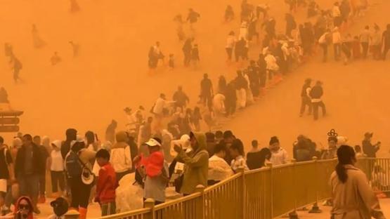Terrifying moment apocalyptic SANDSTORM engulfs 10,000 tourists leaving air thick with orange dust sparking evacuations