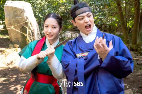 &#8220;The Haunted Palace&#8221; Stars Yook Sungjae And Kim Ji Yeon Charm Fans With Adorable Behind-The-Scenes Photos 12
