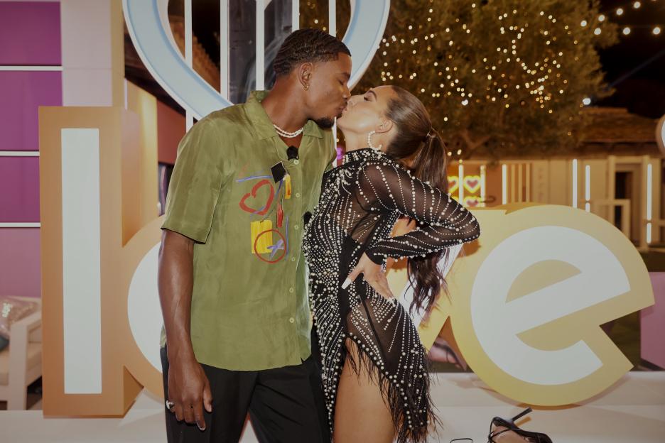 Toni Laites and Cach Mercer kissing after winning Love Island.